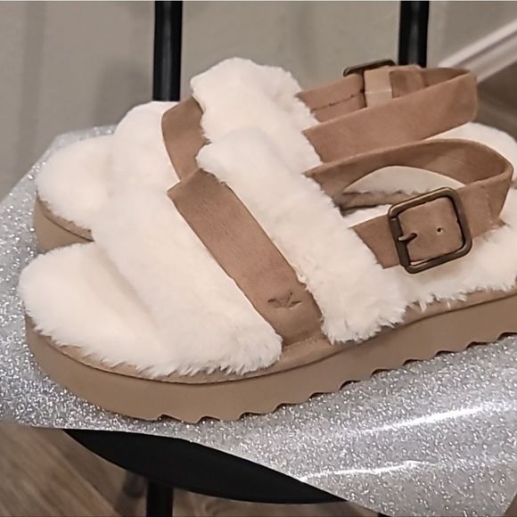 Koolaburra Fuzz'd Out Adjustable Sandal - Picture 5 of 7